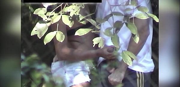  Garota bate punheta para garoto no quintal é flagrada pelo vizinho
